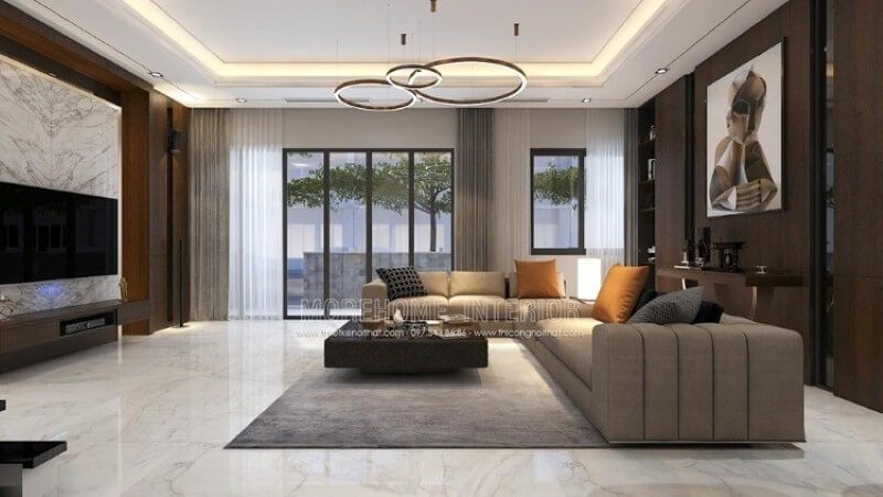 Trang trí nội thất phòng khách biệt thự cao cấp với gam màu nâu chủ đạo từ gỗ ốp tường, kệ trang trí, bàn trang trí.